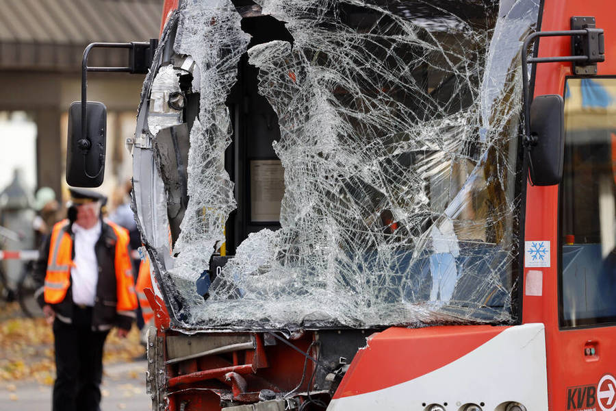 2 Jugendliche unter Bus eingeklemmt! Tödlicher Unfall sorgt für ein Todesopfer